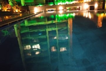 Antalya Lara'da gerçekleştirilen havuz bakımının gece görünümünü gösteren bir fotoğraf. Su berrak ve temiz, gece ışıkları suya yansıyor.